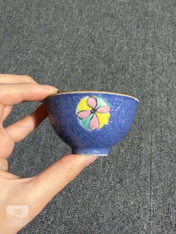 清乾隆蓝地轧道粉彩皮球花卉纹小茶园 - 图3